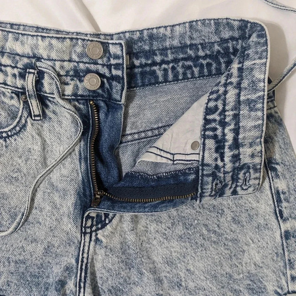 Pacsun Drawn Blue Denim Mom Shorts, Color Light Acid Wash Size 25 - Picture 9 of 16